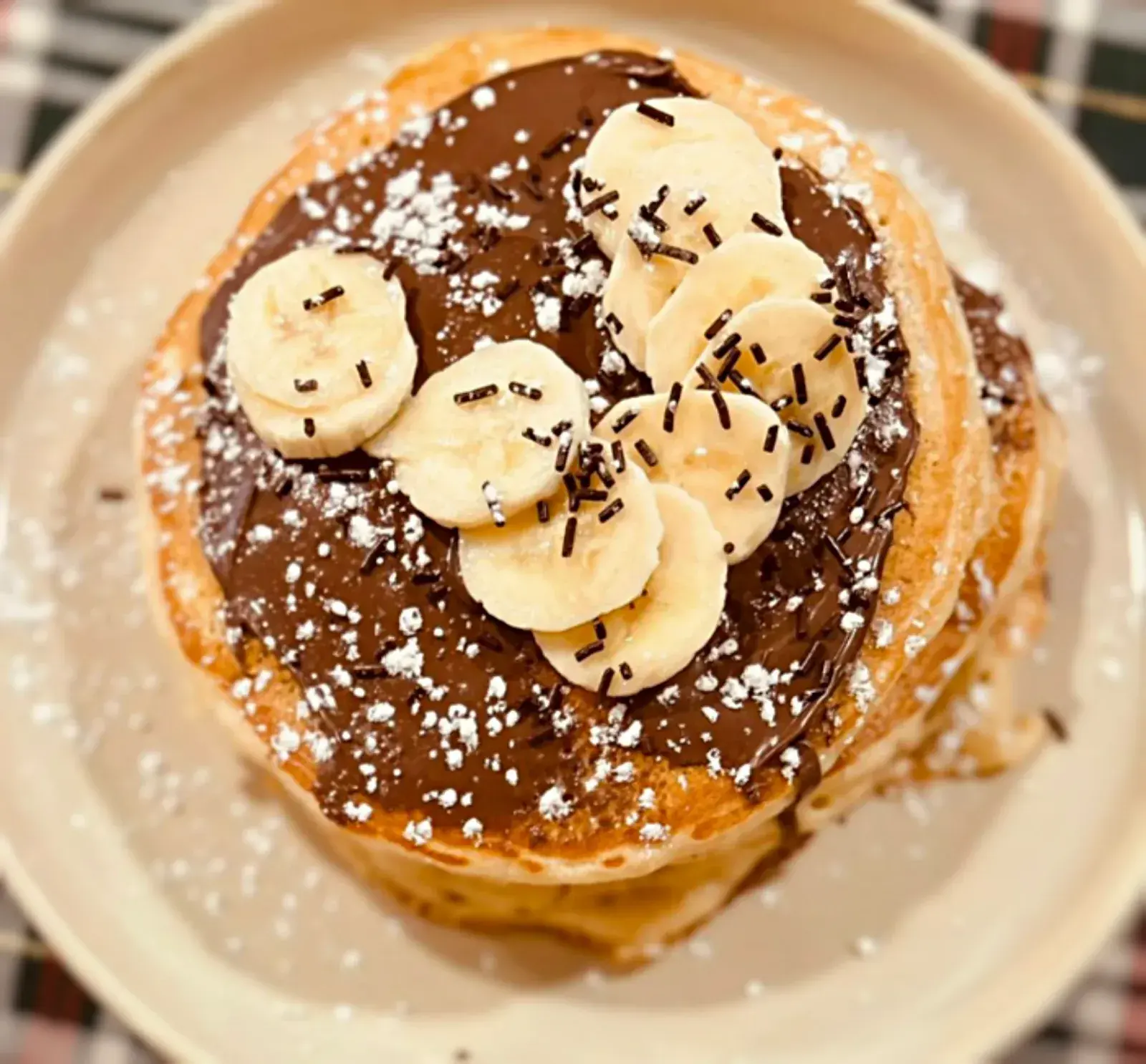 Pancake con Nutella, rodajas de plátano y azúcar glas en La Nonna Brunch, brunch en el centro de Figueres