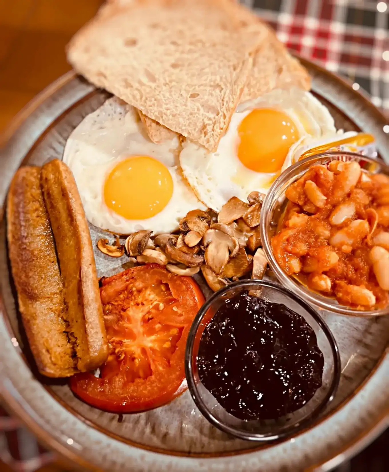 Desayuno Inglés con huevos fritos, salchichas vegetales, tomate, champiñones, judías y pan en La Nonna Brunch, Figueres