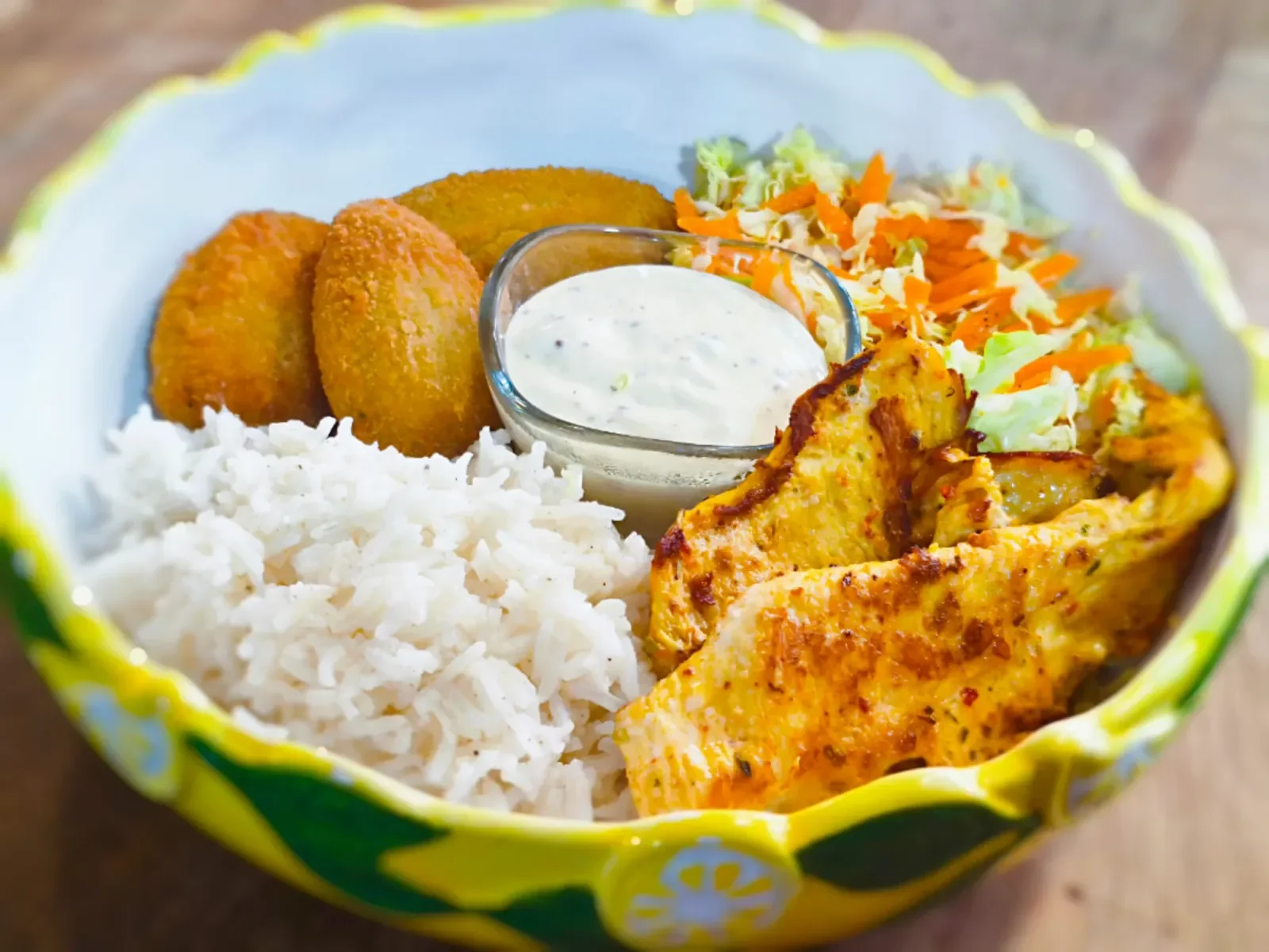 Bowl del Suroeste con arroz, pollo a la plancha, croquetas, ensalada y salsa en La Nonna Brunch, centro de Figueres