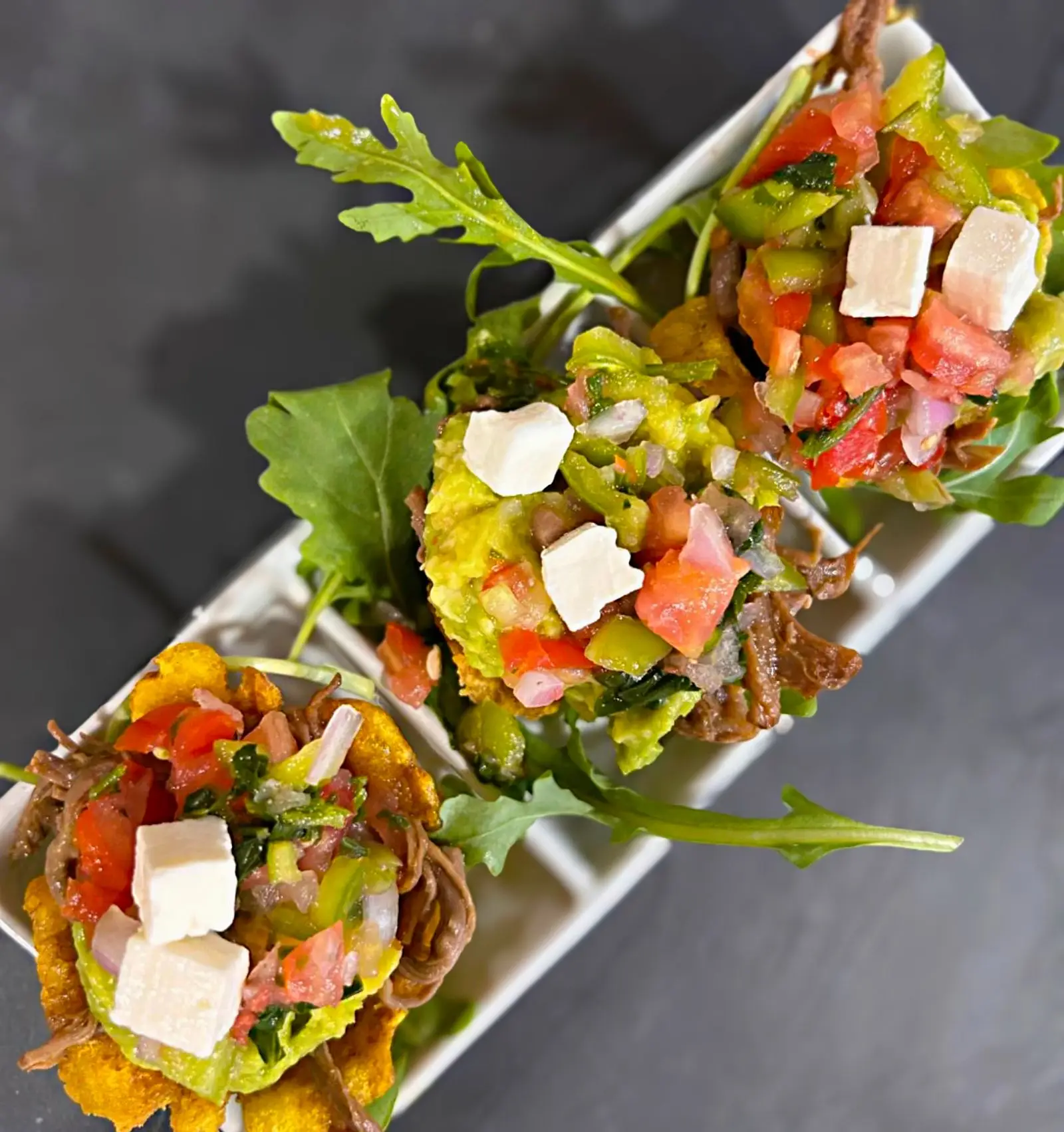 Patacones rellenos de carne desmechada con aguacate, pico de gallo y queso en La Nonna Brunch, en Figueres