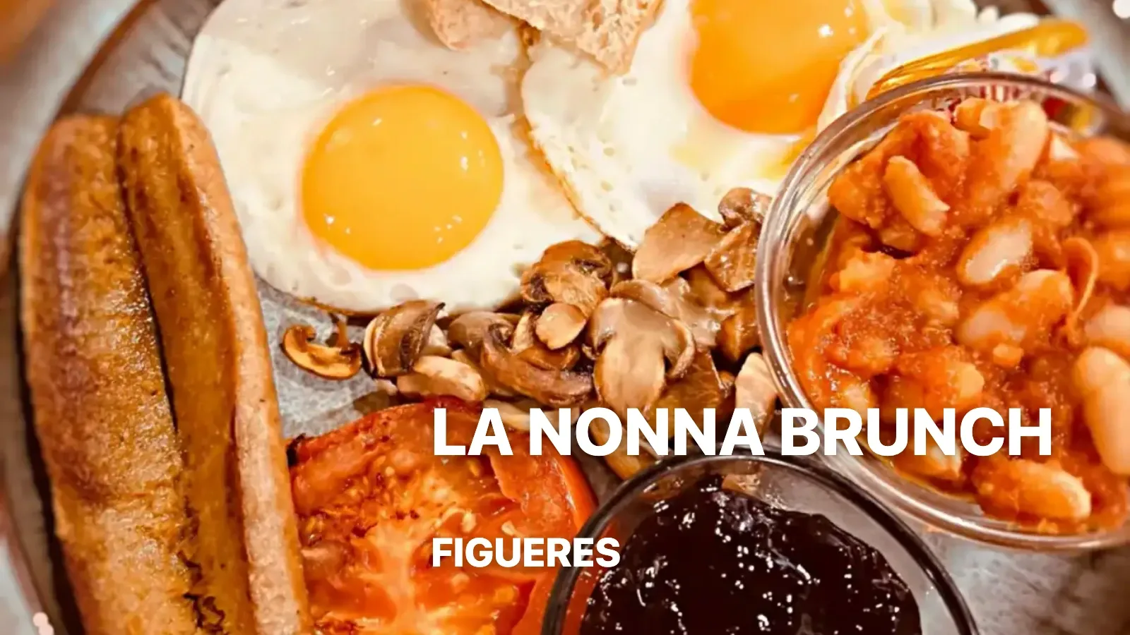 Desayuno Inglés con huevos fritos, salchicha, champiñones y alubias en La Nonna Brunch, a pocos minutos a pie del Museo Dalí de Figueres